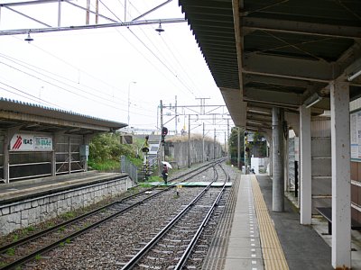 上りホームが一線スルー形式