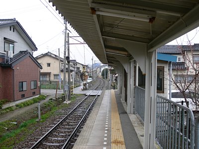 ホームから上り方面を見る