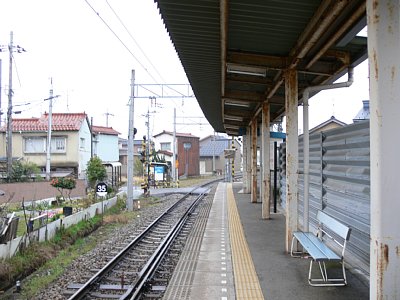 ホームから北鉄金沢方面を見る