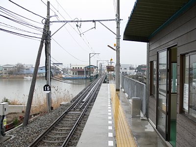 粟ヶ崎駅ホームと大野川鉄橋