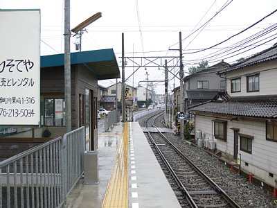 ホームから下り方面を見る