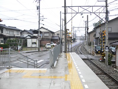 粟ヶ崎駅ホームから内灘方面を見る
