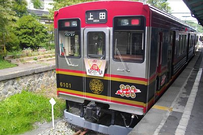 6101電車の反対側にはホームが残っています