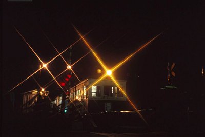 夜の三好町駅に電車が停車しました