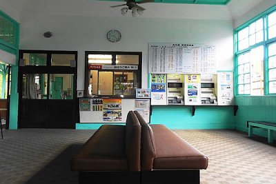 待合室に窓口があります