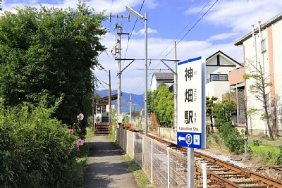 ���؂��΂�����H�ɉ����ĉw�֓���܂�