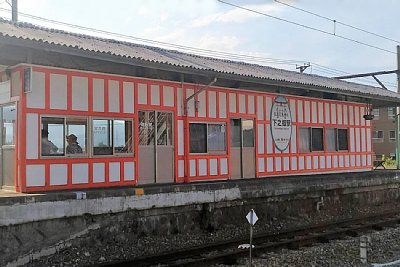 「報恩殿」の朱塗りの柱と漆喰の壁を模した装飾塗装