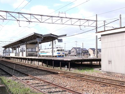 �ƂȂ�̖k���{���𑖂镁�ʗ��