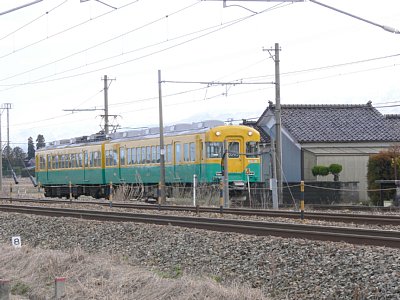 10030系電車が浜加積駅に到着します