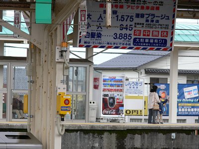 魚津駅側から撮影した新魚津駅ホーム