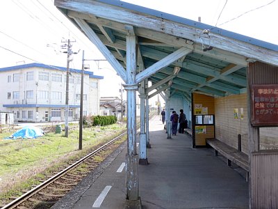 経田駅ホーム