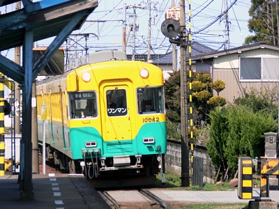 経田駅に到着する10030系電車