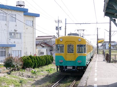 経田駅を発車する10030系電車