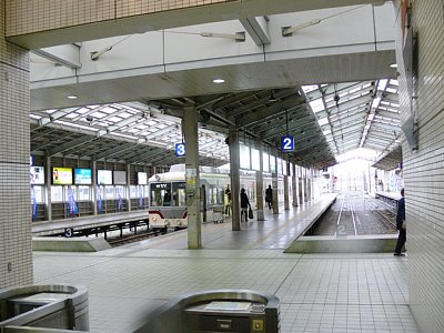 電鉄富山駅3番ホームから14760系電車が発車