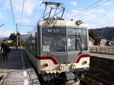 到着した宇奈月温泉行き14760系電車