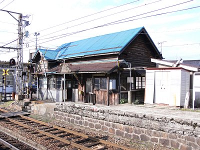 ホームから駅舎を見る
