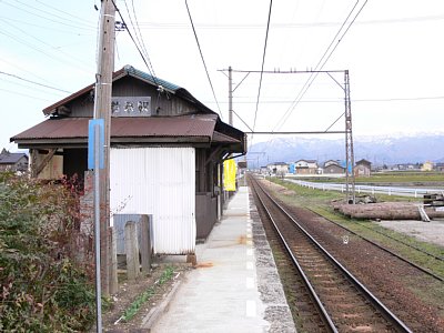 ホームから駅舎を見る