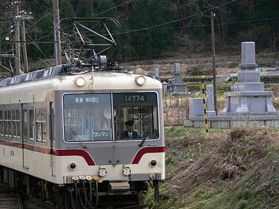 内山駅に到着する14760系電車
