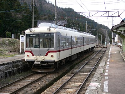 内山駅に停車する14760系電車
