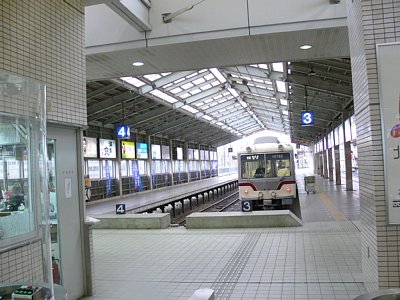 電鉄富山駅ホームに14760系電車が停車