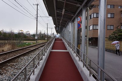 �z�[���ւ̒ʘH�̓X���[�v�ɂȂ��Ă��܂�