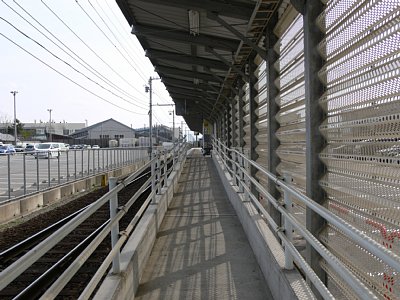 �z�[���ւ̒ʘH�̓X���[�v�ɂȂ��Ă��܂�