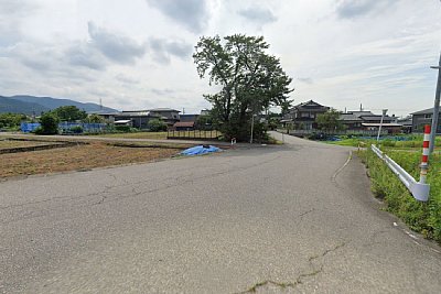奥へ進む道路と交差していた