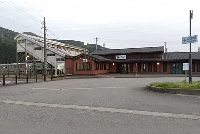 �V�w�ɂ͍��Ð��̘H���ՂɌ��Ă��Ă���