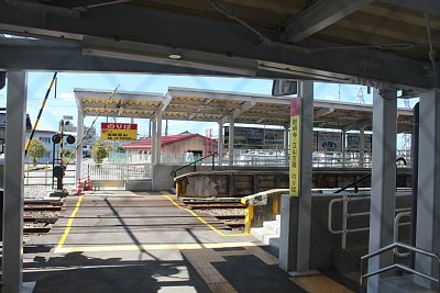 改札からホームへは平面交差となっています