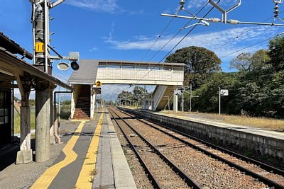 ホームと跨線橋