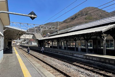 ホームと跨線橋