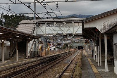 ホームと跨線橋