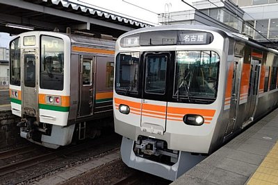 211系電車と315系電車