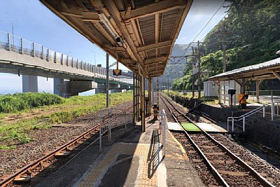 �\������