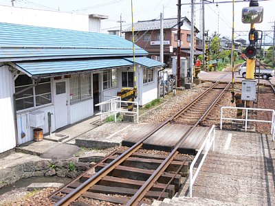 駅舎とホーム間の踏切