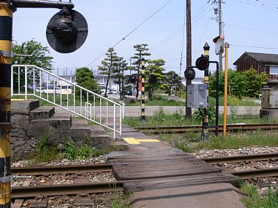 �\������