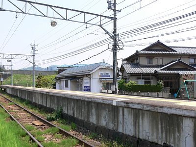 �w�ɂ̔��Α�������z�[���ɓ���܂�