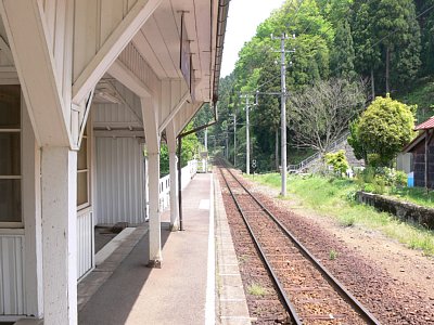 �E���ɑ��Ύ��z�[���Ղ��c���Ă��܂�