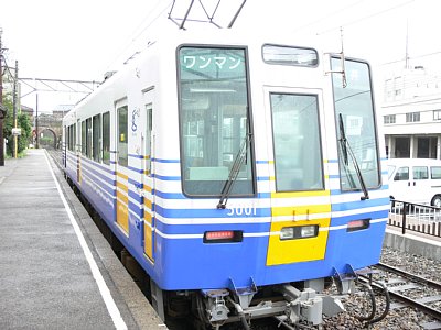 三国港駅に停車する5001形電車