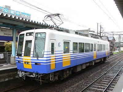 ¼•ʉ@‰w‚É’âŽÔ‚·‚éMC5001Œ`“dŽÔ