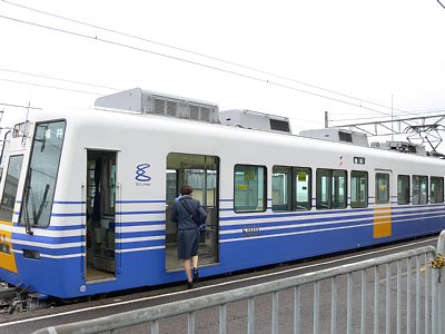 アテンダントさんが電車に乗り込みます