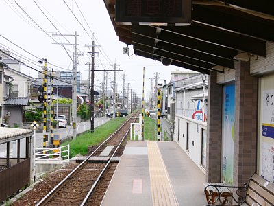 ホームには上屋と待合所があります