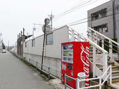 ホーム入口に自販機があります