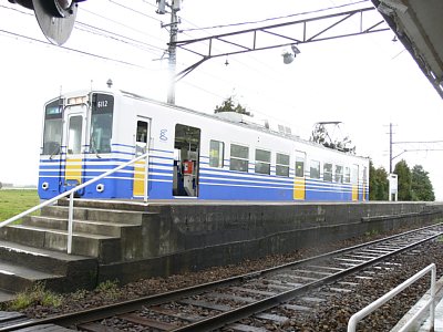 大関駅に停車する6100形電車