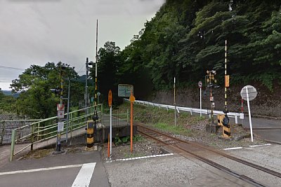 踏切のそばからホームに入ります