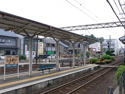 �\������