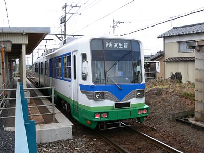 上鯖江駅に停車する880形電車