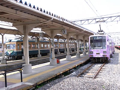 3番ホームに停車する770形電車
