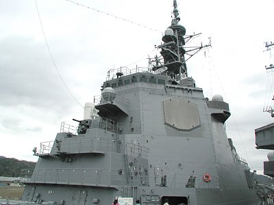 「ちょうかい」の艦橋に設置された AN/SPY-1Dレーダー