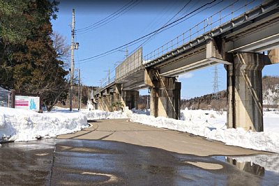 駅前はバス停もあり、結構広い